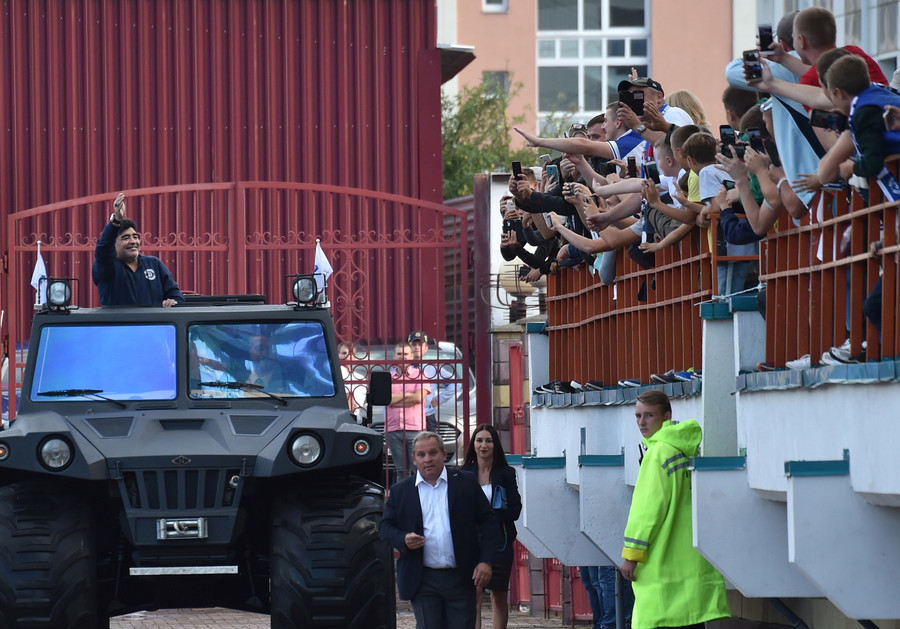 Im Panzerwagen in Weißrussland - Maradona sorgt für Wirbel