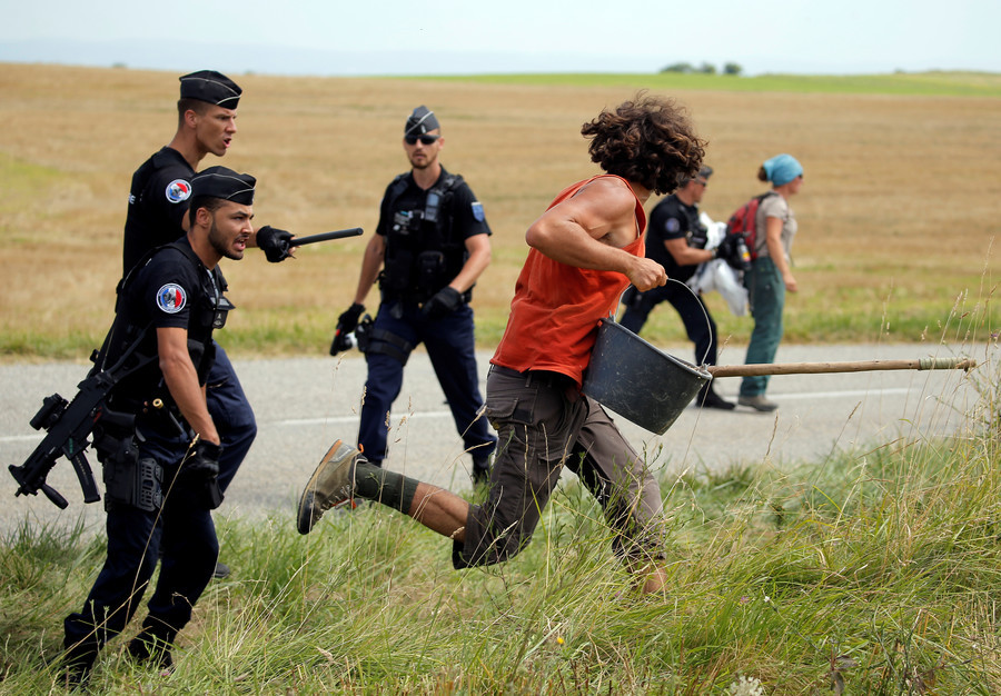 Tour de France: Zwangspause nach Protesten und Pfefferspray-Unfall