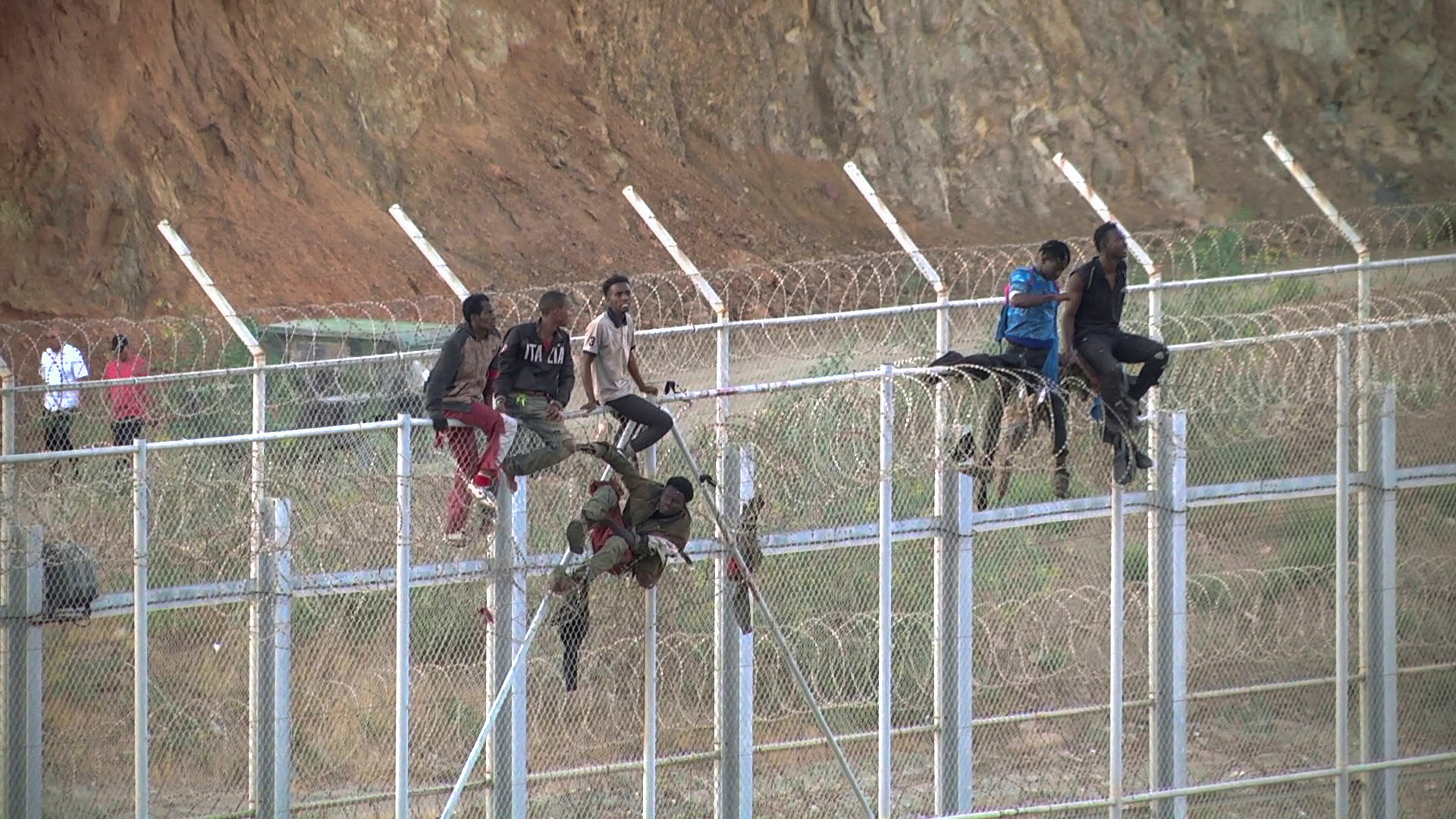 Bis zu 600 Migranten stürmen gewaltsam in spanische Exklave Ceuta (Fotos, Videos)