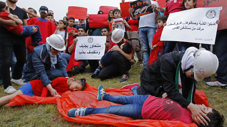 Syrische und libanesische Demonstranten stellen Mitglieder des syrischen Zivilschutzes 
