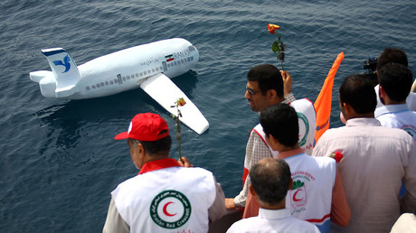 3. Juli 2009: In Erinnerung an den Abschuss der Maschine wird in der iranischen Hafenstadt Bandar Abbas eine Nachbildung des Fluges 655 zu Wasser gelassen.