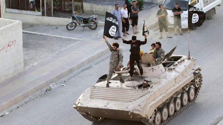 IS-Kämpfer bei einer Parade in Rakka, Syrian, am 30. Juni 2014.