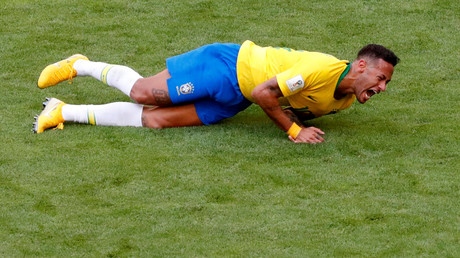 Seine Majestät, Schwalbenkönig: Neymar verbringt insgesamt 14 Minuten flach auf dem WM-Rasen 