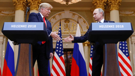 Händedruck während der gemeinsamen Pressekonferenz: US-Präsident Donald Trump und Russlands Staatschef Wladimir Putin wollen einen Neuanfang in den schwer belasteten Beziehungen beider Länder unternehmen.