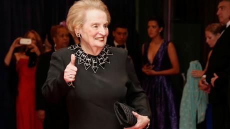 Ehemalige US-Außenministerin Madeleine Albright mit Daumen nach oben: Gründe dafür gibt es nicht viele.