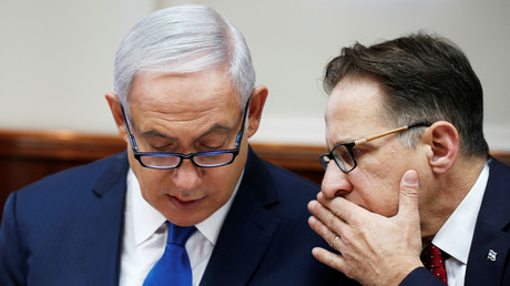 Der israelische Kabinettssekretär Tzachi Braverman spricht zum israelischen Premierminister Benjamin Netanyahu während einer Kabinettssitzung