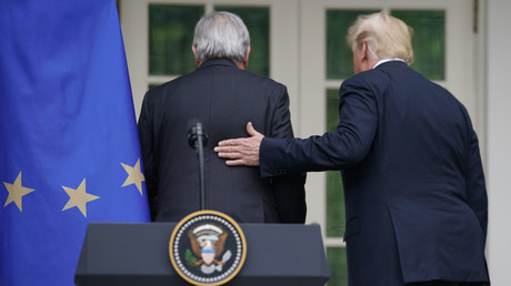 Der Präsident der Europäischen Kommission Jean-Claude Juncker und US-Präsident Donald Trump verlassen das Podium, nachdem sie am 25. Juli 2018 vor den Medien im Rosengarten des Weißen Hauses in Washington, USA, gesprochen haben.