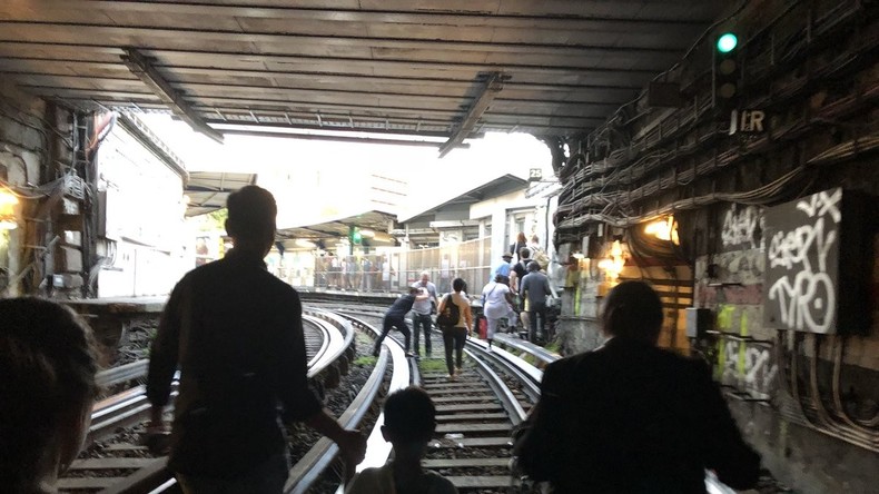 Kritik an Pariser Verkehrsbetrieben nach Metro-Panne: Fahrgäste in Zügen bei Hitze blockiert