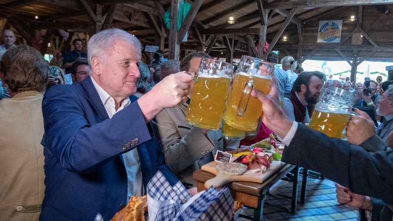 Angriff und Verteidigung: Seehofers Bierzelt-Rede im CSU-Stammland