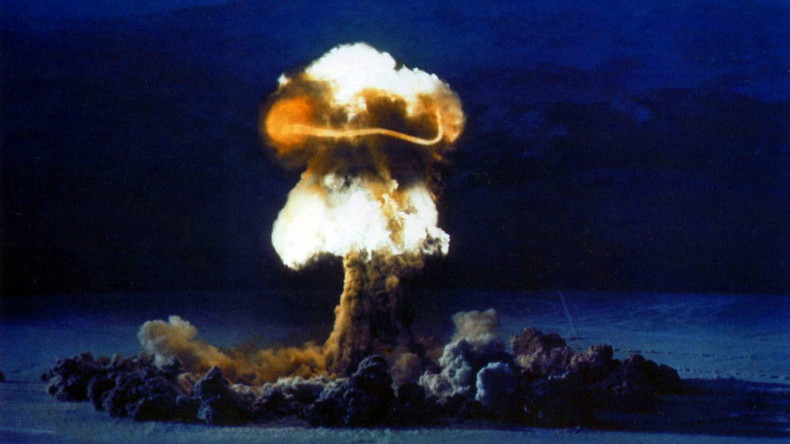 Dr. Hacke oder: Soll Deutschland lernen, die Bombe zu lieben?
