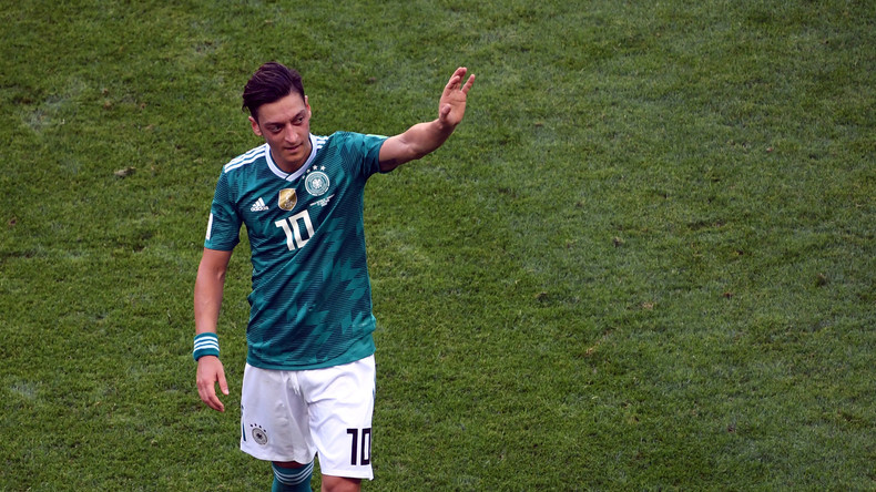 Türkisches Fußballteam läuft mit Özil-T-Shirts auf