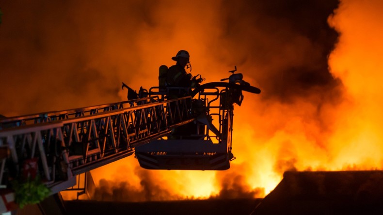 Feuer in Flüchtlingsunterkunft nahe Köln - neun Menschen schwer verletzt