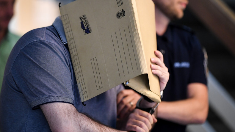 Eigenes Kind sexuell missbraucht und im Darknet verkauft: Lange Haft für Mutter und Stiefvater
