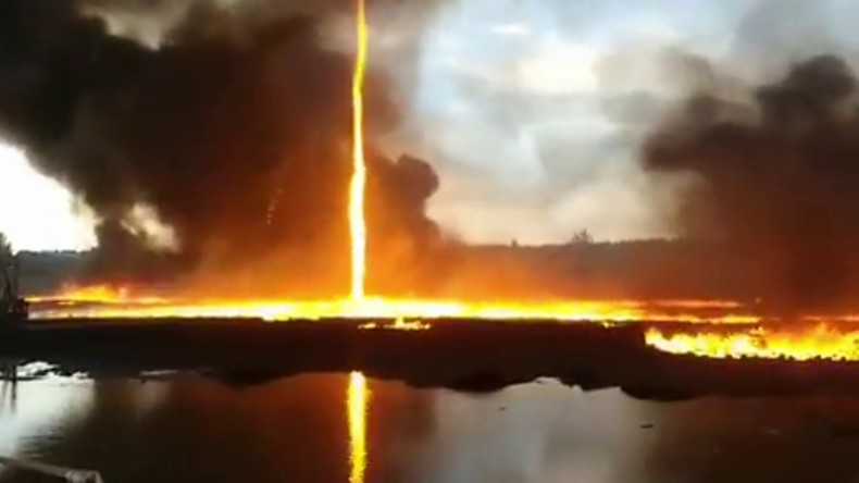 Feuertornado: Feuerwehrleuten im englischen Derbyshire gelingen spektakuläre Aufnahmen