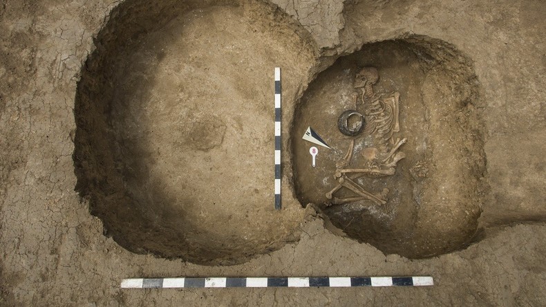 Tausend Jahre älter als die Pyramiden: Russische Archäologen legen Grabstätte auf Baustelle frei