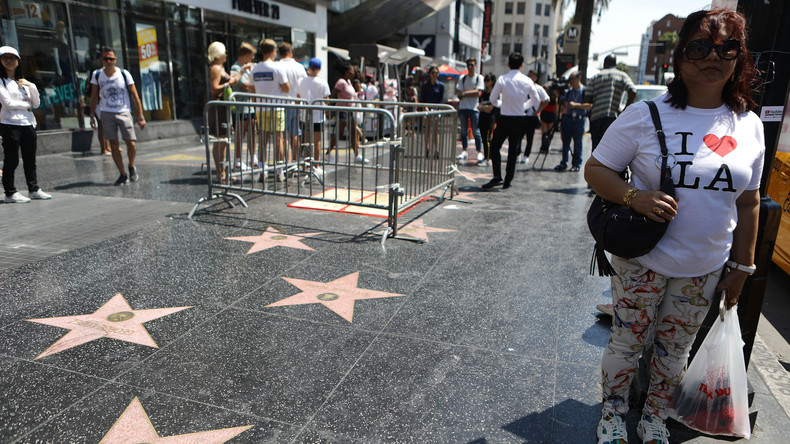 Reaktion auf Entfernung des Trump-Sterns: Aktivisten schänden Walk of Fame mit 50 Vinyl-Repliken