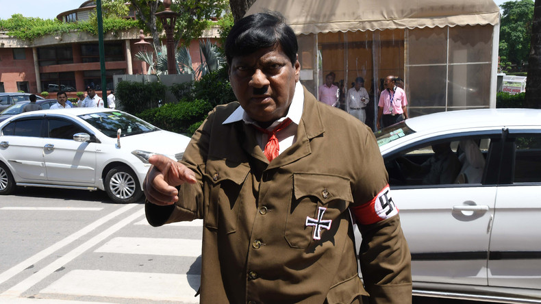 Mehr Nachdruck für politische Anliegen: Indischer Abgeordneter kommt im Hitler-Look zur Sitzung