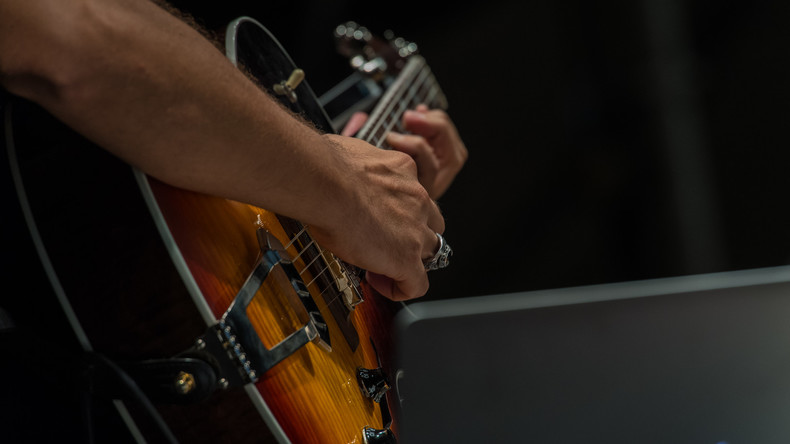 Weltrekord bei Gitarren-Festival in Sydney: Über 450 Menschen spielen gleichzeitig "Highway to Hell"