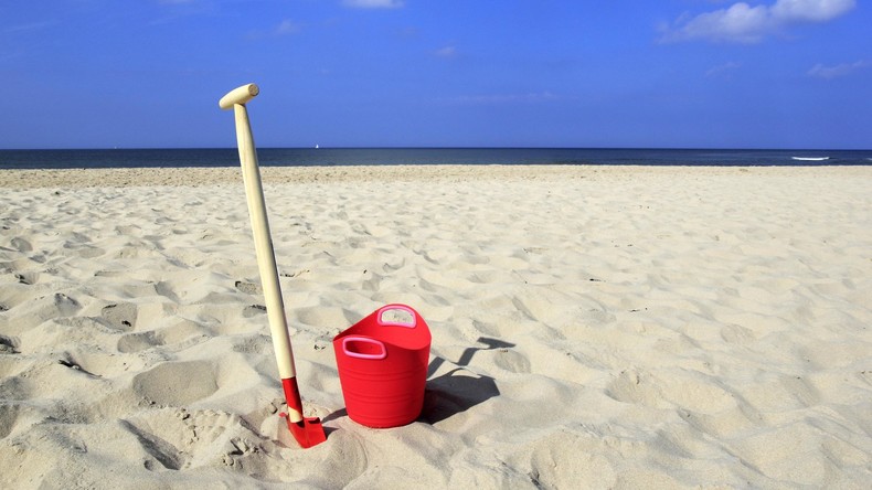 Frankreich: Junger Mann buddelt Grube am Strand und ertrinkt darin