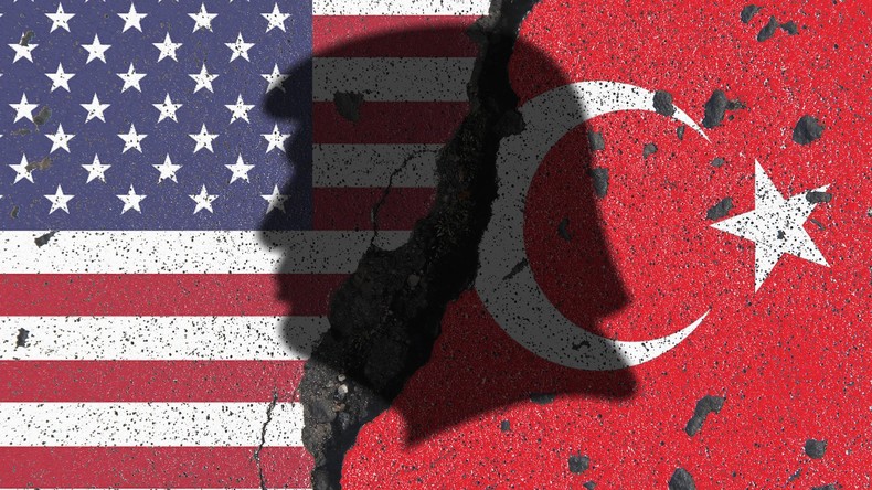 RT-Interview mit Regierungsanalyst: "USA wollen Türkei politisch und wirtschaftlich destabilisieren"
