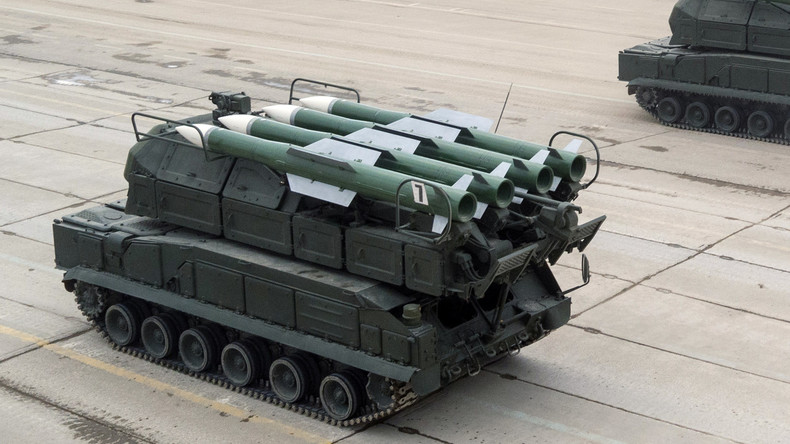 Ukrainisches Militär probt Heerschau in Kiew – "Buk"-Startfahrzeug rammt gegen Gebäude