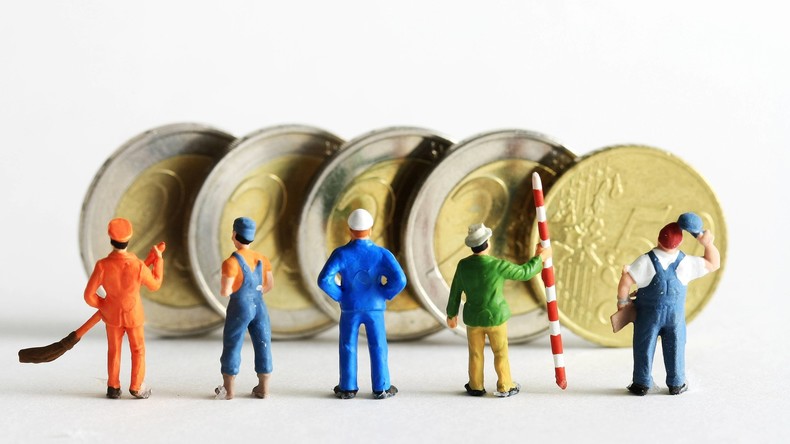 Arbeitnehmer in Ostdeutschland arbeiten weiterhin länger als im Westen - und verdienen weniger
