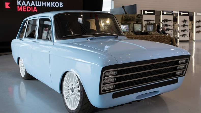 "Was sagst du dazu, Elon Musk?": Kalaschnikow präsentiert sein Elektroauto-Konzept und erntet Spott