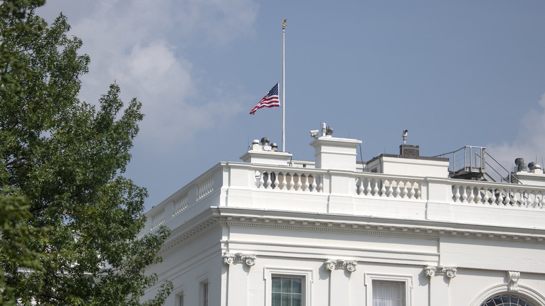 Trump würdigt McCains Dienste doch - US-Flaggen auf Halbmast