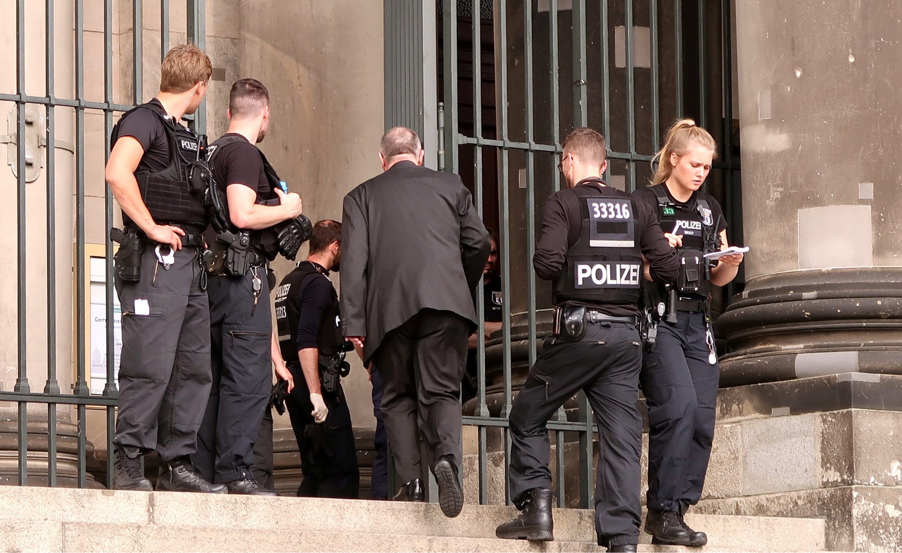 Polizist schießt auf randalierenden Mann im Berliner Dom