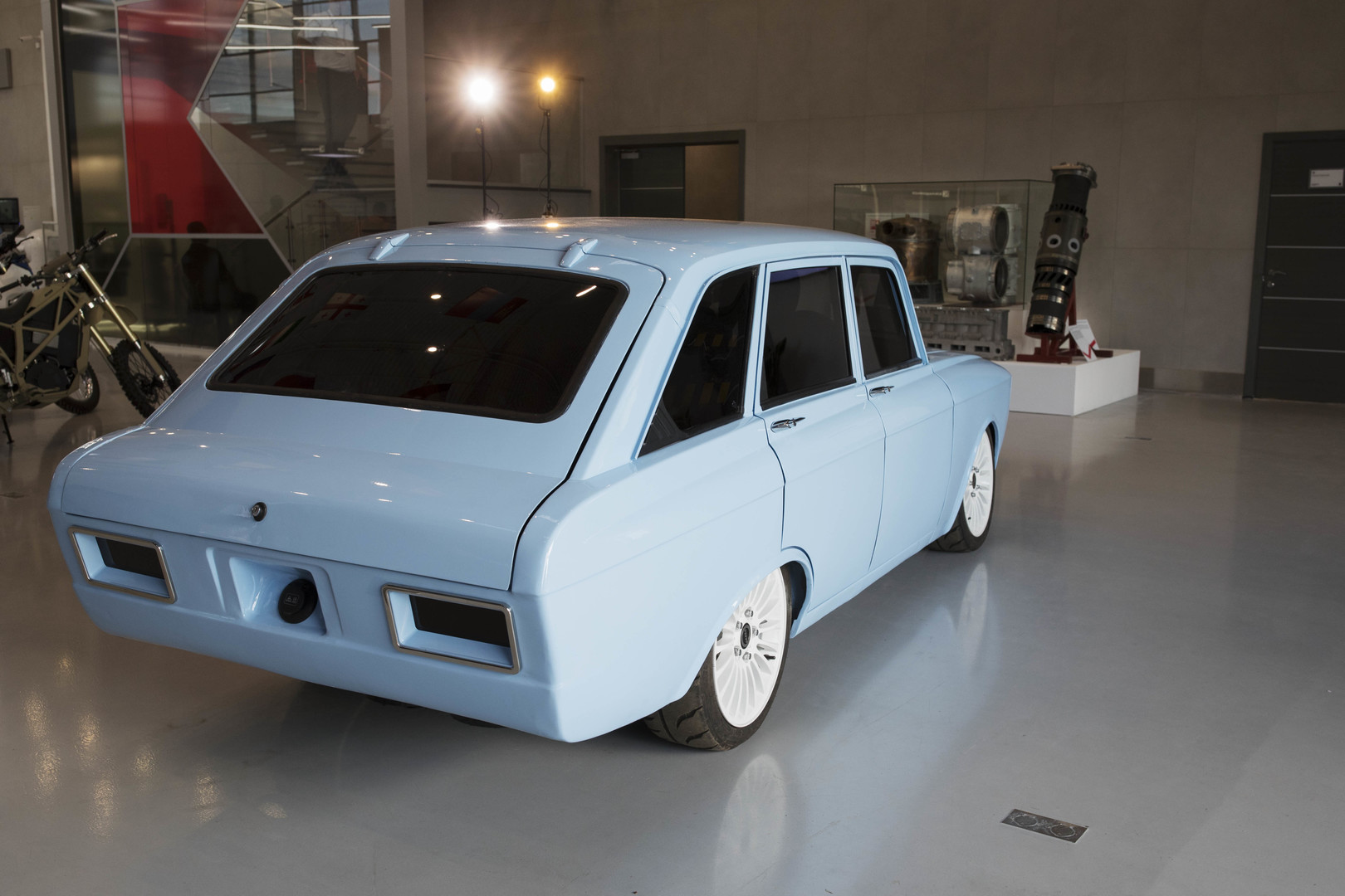 "Was sagst du dazu, Elon Musk?": Kalaschnikow präsentiert sein Elektroauto-Konzept und erntet Spott
