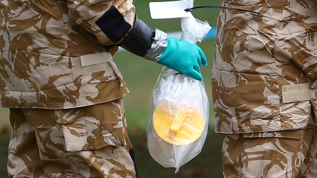 Experten in Schutzanzügen sammeln einen Gegenstand in Queen Elizabeth Gardens in Salisbury, Großbritannien, ein, 19. Juli 2018. 
