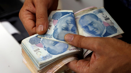 Ein Geldwechsler zählt türkische Lira-Banknoten in einer Wechselstube in Istanbul, Türkei, 2. August 2018.
