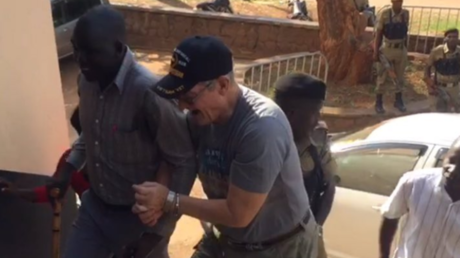 "Du hasst Jesus": US-Missionar wegen rassistischer Übergriffe in Uganda angeklagt (VIDEO)