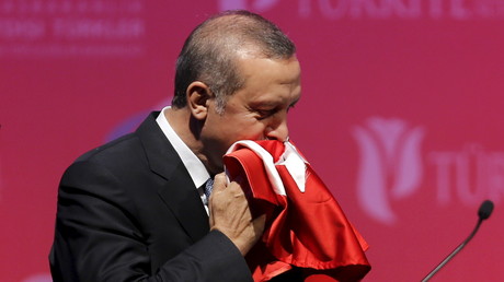 Erdogan küsst eine türkische Fahne, 11. Juni 2015.