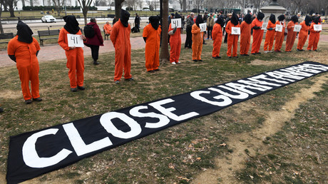 Gegen den Weiterbetrieb des Gefangenenlagers auf Guantánamo kommt es in den USA immer wieder zu Protesten - wie hier im Januar vor dem Weißen Haus in Washington.