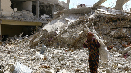 Eine Frau steht auf Trümmern zerstörter Gebäude in Rakka, Syrien, 14. Mai 2018.