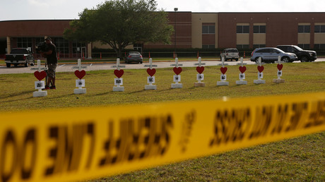Kreuze vor der Santa Fe High School erinnern an die Opfer des Amoklaufs vom 21. Mai. Beinahe wöchentlich kommt es in den USA zu Amokläufen mit Schusswaffen.