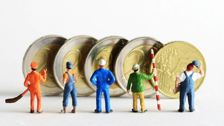 Arbeitnehmer in Ostdeutschland arbeiten weiterhin länger als im Westen - und verdienen weniger