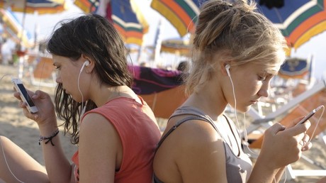 Studie: US-Teenager tauschen Bücher gegen Social Media – Lesen sinkt von 60 auf 16 Prozent