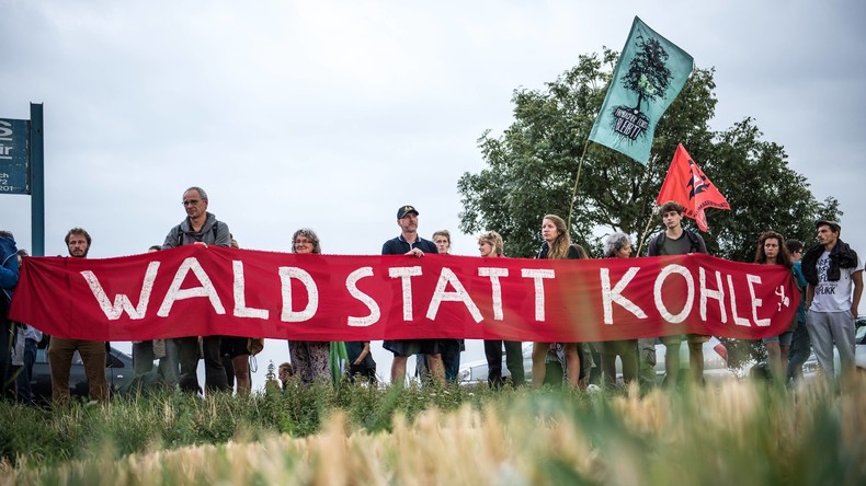 Polizei rückt in Hambacher Forst vor - Baumhäuser sollen bleiben
