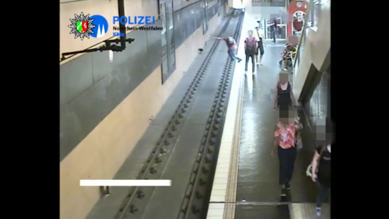 Fremden Mann einfach auf die Gleise gestoßen – Kölner Polizei sucht mit Video nach U-Bahn-Schubser 