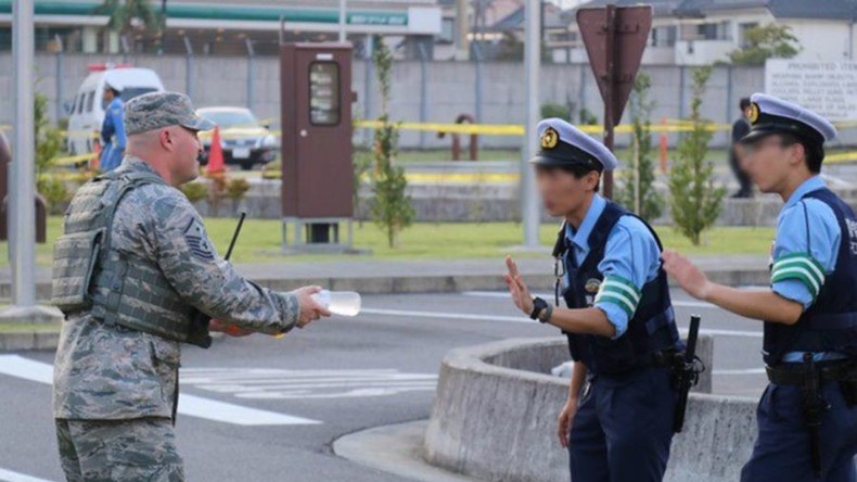 Subtiler Widerstand gegen US-Besatzung? - Japanische Polizisten verweigern Getränke von US-Soldaten