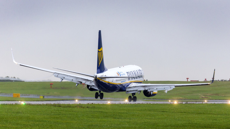 Verzweifelter Passagier verpasst Flug rennt Flieger hinterher und wird festgenommen