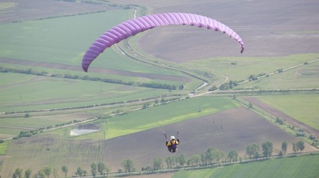 Ungarns Grenzschutz fasst Gleitschirm-Flieger mit 18 Kilo Marihuana