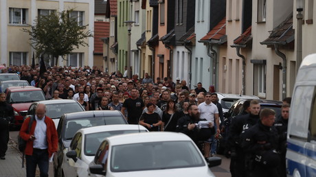 2.500 Menschen bei Trauermarsch nach Todesfall in Köthen – Bürgermeister ruft zu Besonnenheit auf