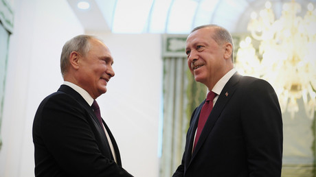 Der russische Präsident Wladimir Putin schüttelt seinem türkischen Amtskollegen Recep Tayyip Erdoğan bei einem Treffen in Teheran, Iran, am 7. September 2018 die Hand.