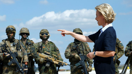 Nach zwei Wochen Moorbrand: Bundesverteidigungsministerin besucht Emsland