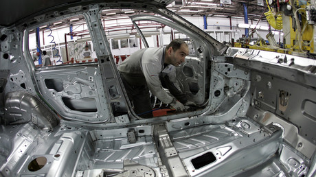 Ein Mitarbeiter der serbischen Konzerntochter von Fiat Chrysler baut ein Fiat 500L zusammen. Die Firma mit Sitz in Kragujevac, die zu 30 Prozent dem serbischen Staat gehört, hat rund 2.800 Angestellte. Das Durchschnittsgehalt betrug 2017 rund 230 Euro.