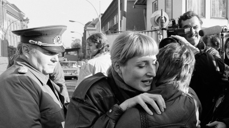 "Dankt den Grenzsoldaten" - NVA-Offiziere und Politiker erinnern an die Maueröffnung (Video)
