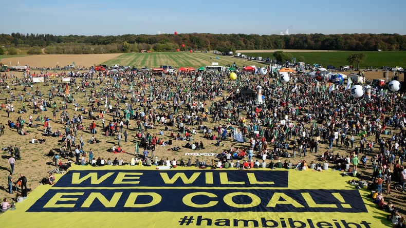 Tausende demonstrieren am Hambacher Forst – Festivalstimmung nach vorläufigem Rodungsstopp